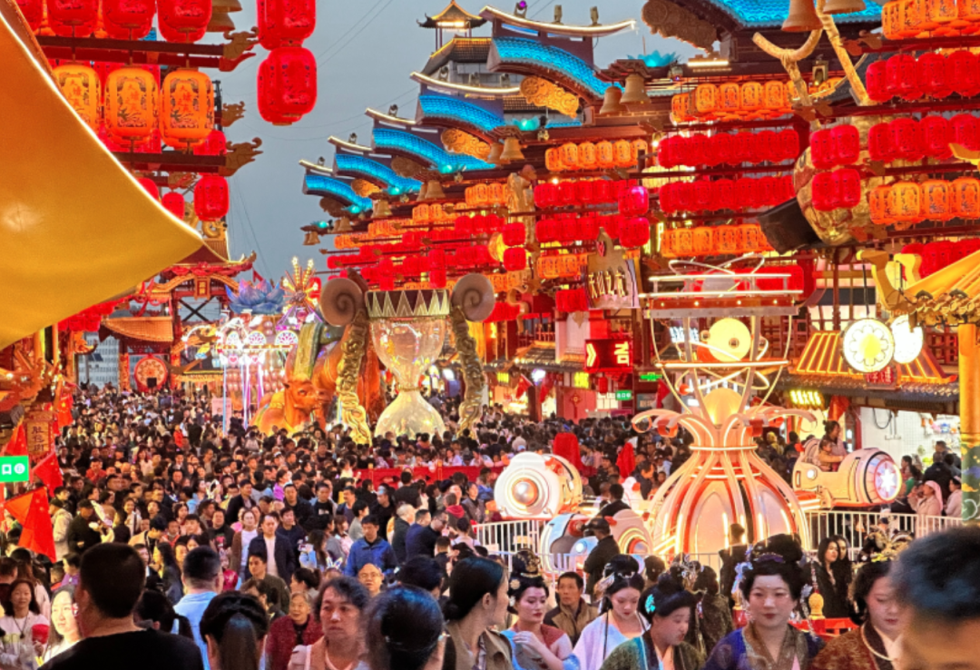 行业最大批量！宇通100辆高端旅游客车交付新疆