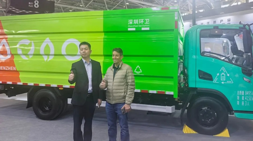 亮相2025深圳CCE展！宇通8吨纯电密闭式桶装垃圾车破解垃圾桶收运难题！