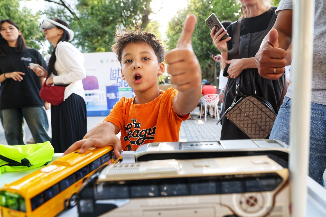 绿色点亮阿拉木图 宇通携手中国驻阿拉木图总领事馆共启低碳出行新篇章 绿色点亮阿拉木图 宇通携手中国驻阿拉木图总领事馆共启低碳出行新篇章